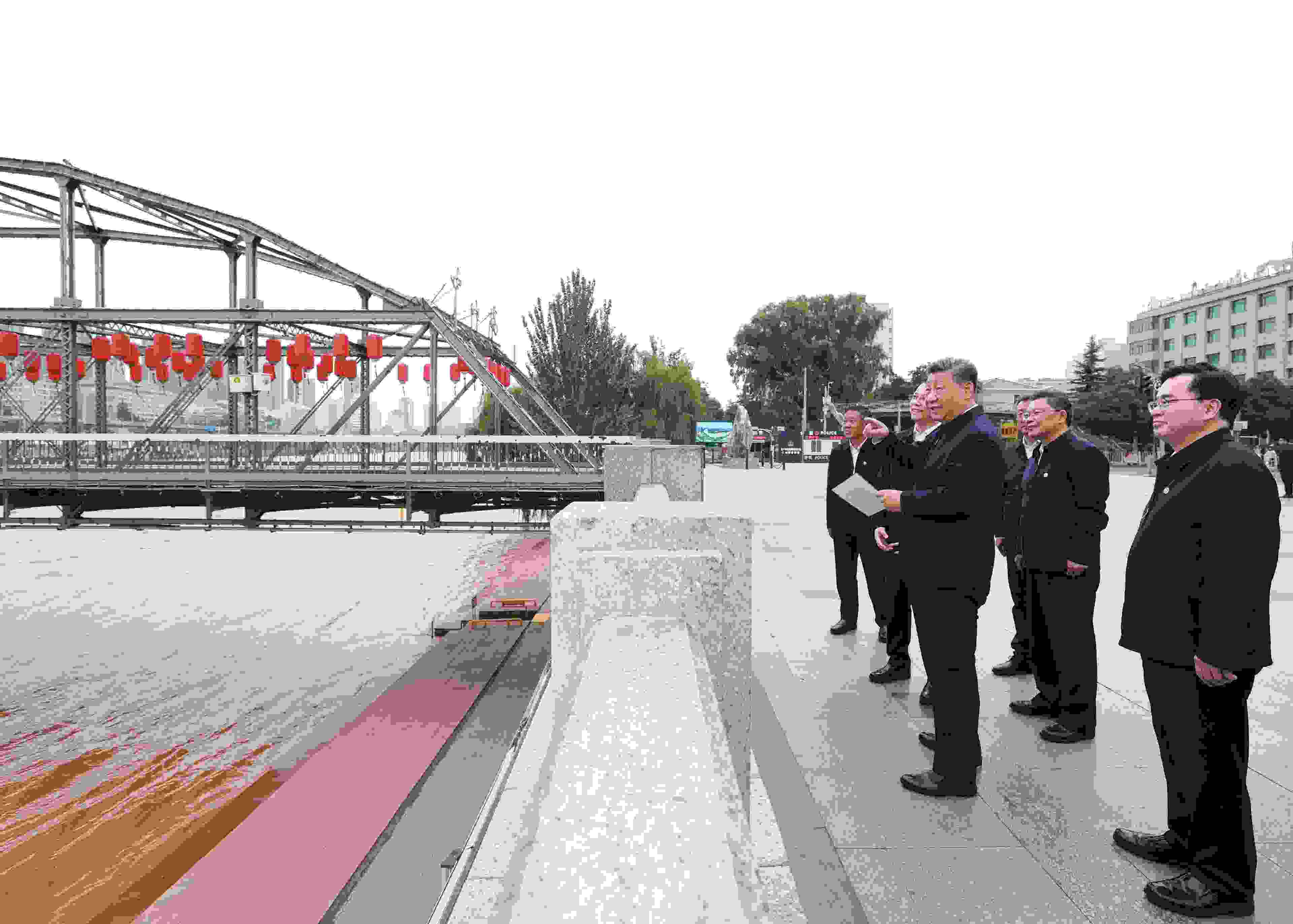 △ 2024年9月11日，習(xí)近平總書記來到甘肅省蘭州市黃河蘭州中山橋段，了解當(dāng)?shù)赝苿狱S河流域生態(tài)保護(hù)情況。