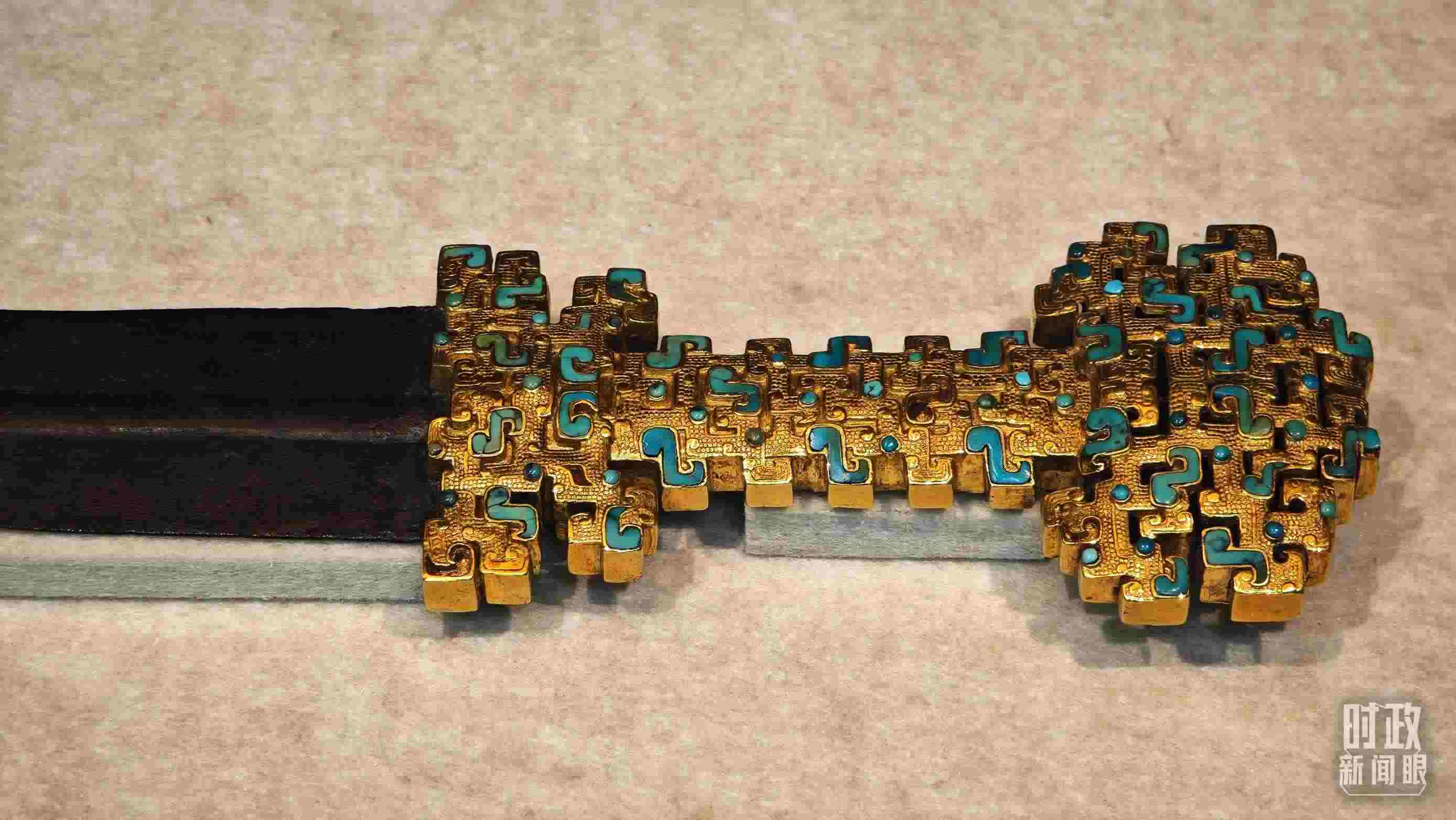 △這是1992年寶雞市益門二號墓出土的金柄鐵劍，劍柄嵌有綠松石。（總臺央視記者彭漢明拍攝）