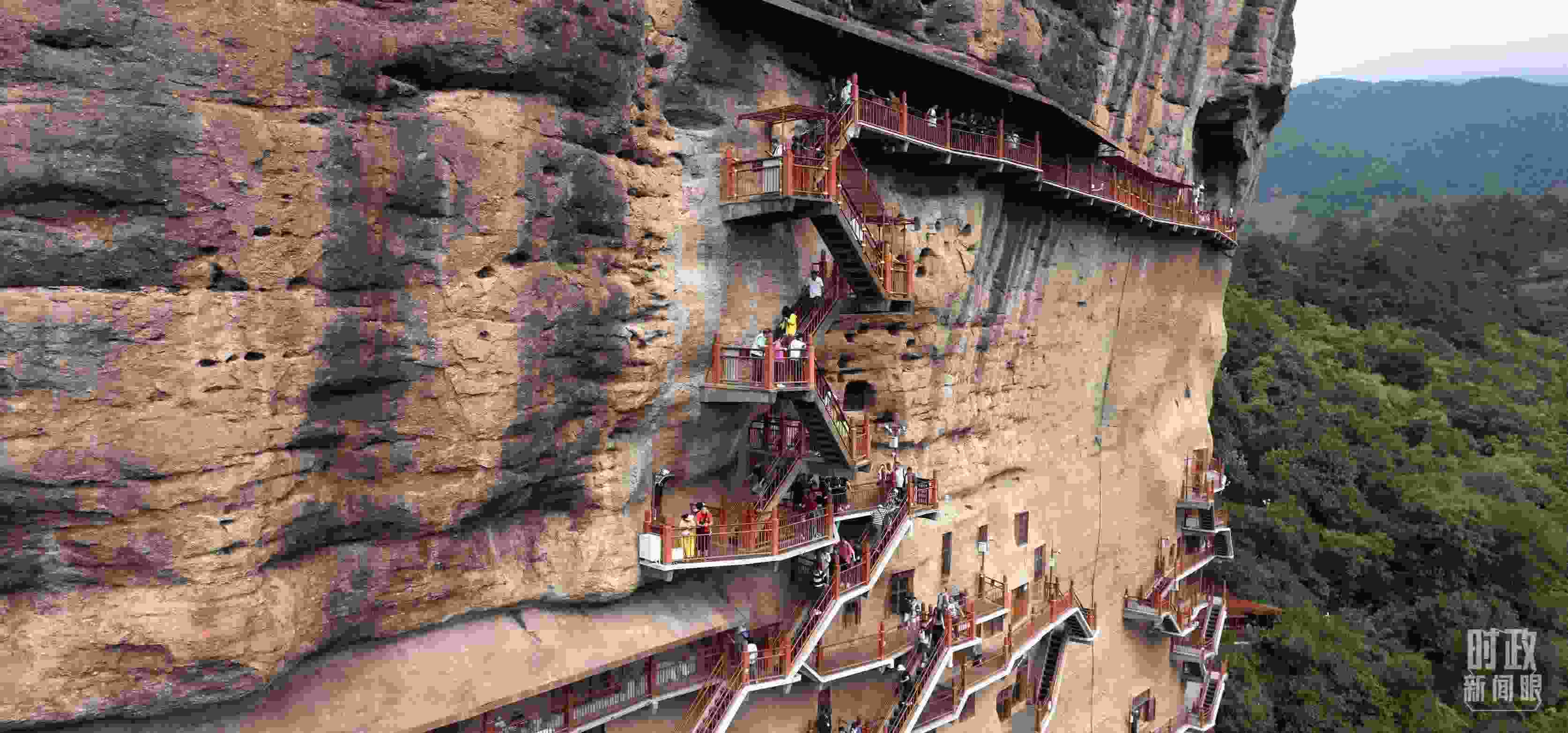 △麥積山石窟是國家5A級旅游景區(qū)，2024年上半年累計接待游客57萬人。（總臺國廣記者李晉拍攝）