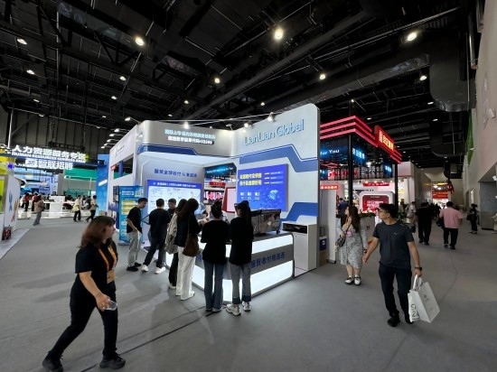 觀眾在展區(qū)了解相關(guān)金融服務(wù)。人民網(wǎng)記者 黃盛攝