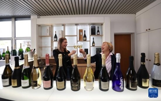 9月13日，在法國蘭斯附近的希尼萊羅斯，人們在佳醍亞總部享用香檳酒。新華社記者 高靜 攝