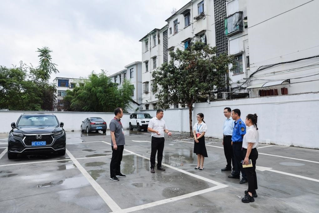 2024年9月11日，在浙江省湖州市，湖州吳興區(qū)人大代表、人大飛英街道工委代表及塔下街社區(qū)代表前往已改建的一處停車場(chǎng)進(jìn)行實(shí)地調(diào)研，監(jiān)督該改建項(xiàng)目的完成情況。新華社記者 徐昱 攝