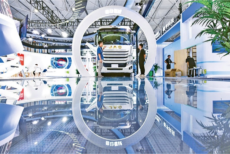 黨的二十屆三中全會提出，加快構(gòu)建促進(jìn)數(shù)字經(jīng)濟(jì)發(fā)展體制機(jī)制，完善促進(jìn)數(shù)字產(chǎn)業(yè)化和產(chǎn)業(yè)數(shù)字化政策體系。2024年8月28日至30日，2024中國國際大數(shù)據(jù)產(chǎn)業(yè)博覽會在貴州貴陽舉辦。圖為工作人員在介紹無人駕駛重型卡車。 新華社記者 楊文斌/攝