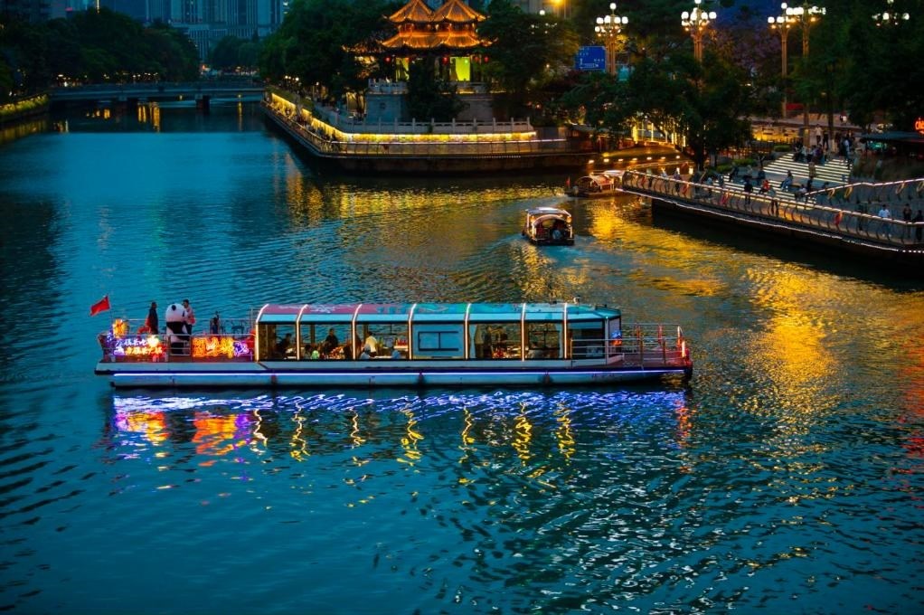 成都“夜游錦江”火鍋船。（唐斌治 攝）