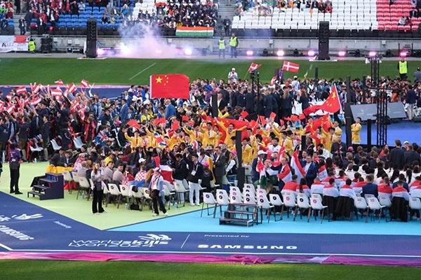 中國選手參加閉幕式。人民網(wǎng)記者 于超凡攝