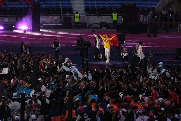 中國選手登上最高領(lǐng)獎臺。人民網(wǎng)記者 于超凡攝