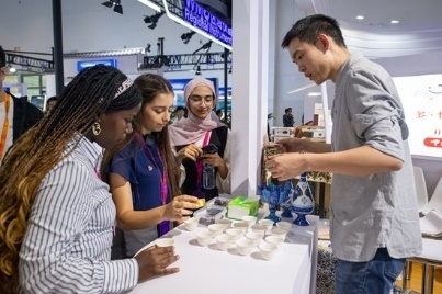 觀眾正在品嘗伊朗的藏紅花茶。人民網(wǎng)記者 翁奇羽攝