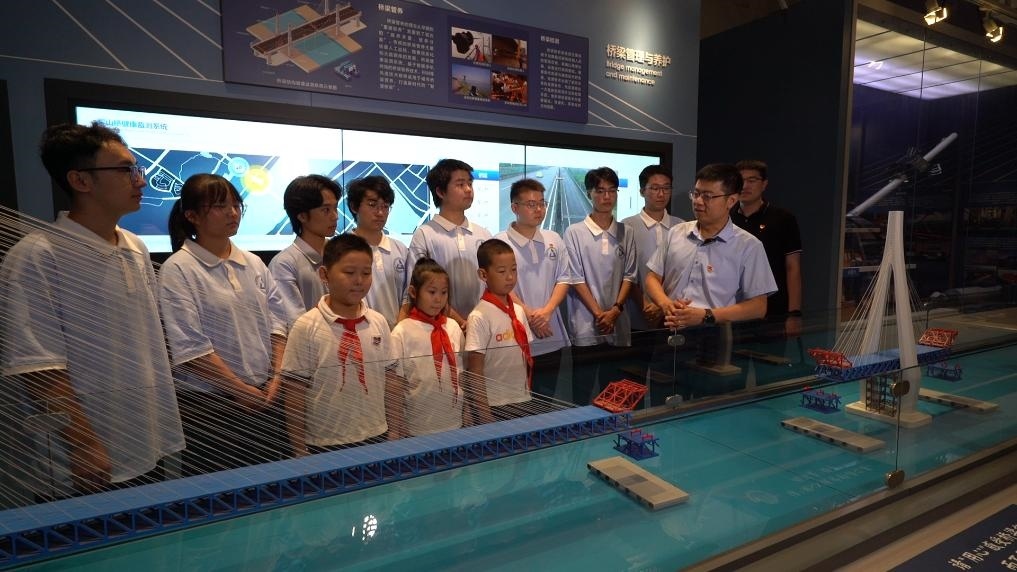 哈爾濱工業(yè)大學(xué)交通學(xué)院教師李順龍在中國橋梁博物館進行課程思政與橋梁科普。新華社發(fā)（張潤 攝）