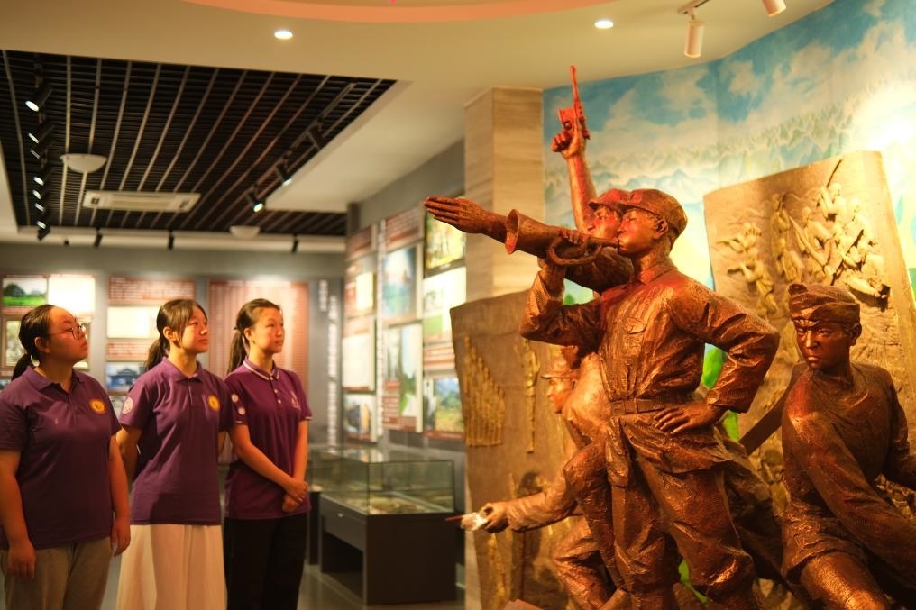 7月26日，南開大學(xué)實踐隊在環(huán)江革命陳列館了解毛南族人民在黨的領(lǐng)導(dǎo)下進行革命斗爭的歷程。（受訪者供圖）