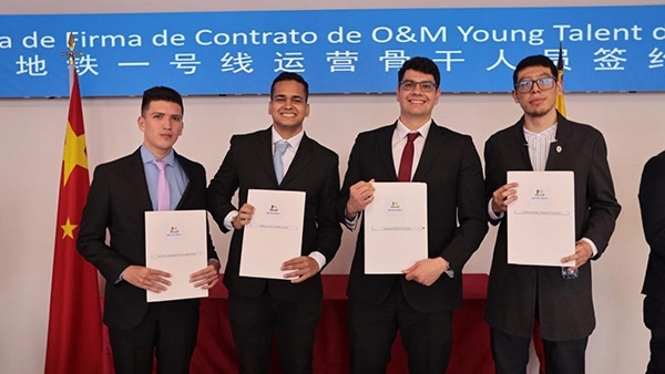 當(dāng)?shù)貢r(shí)間9月13日，40名哥倫比亞青年與中企承建運(yùn)營(yíng)的波哥大地鐵一號(hào)線項(xiàng)目簽約，不久將前往中國(guó)進(jìn)行為期15個(gè)月的專(zhuān)業(yè)地鐵知識(shí)培訓(xùn)。圖為部分學(xué)員在簽約儀式上展示所簽的協(xié)議。 波哥大地鐵一號(hào)線項(xiàng)目供圖