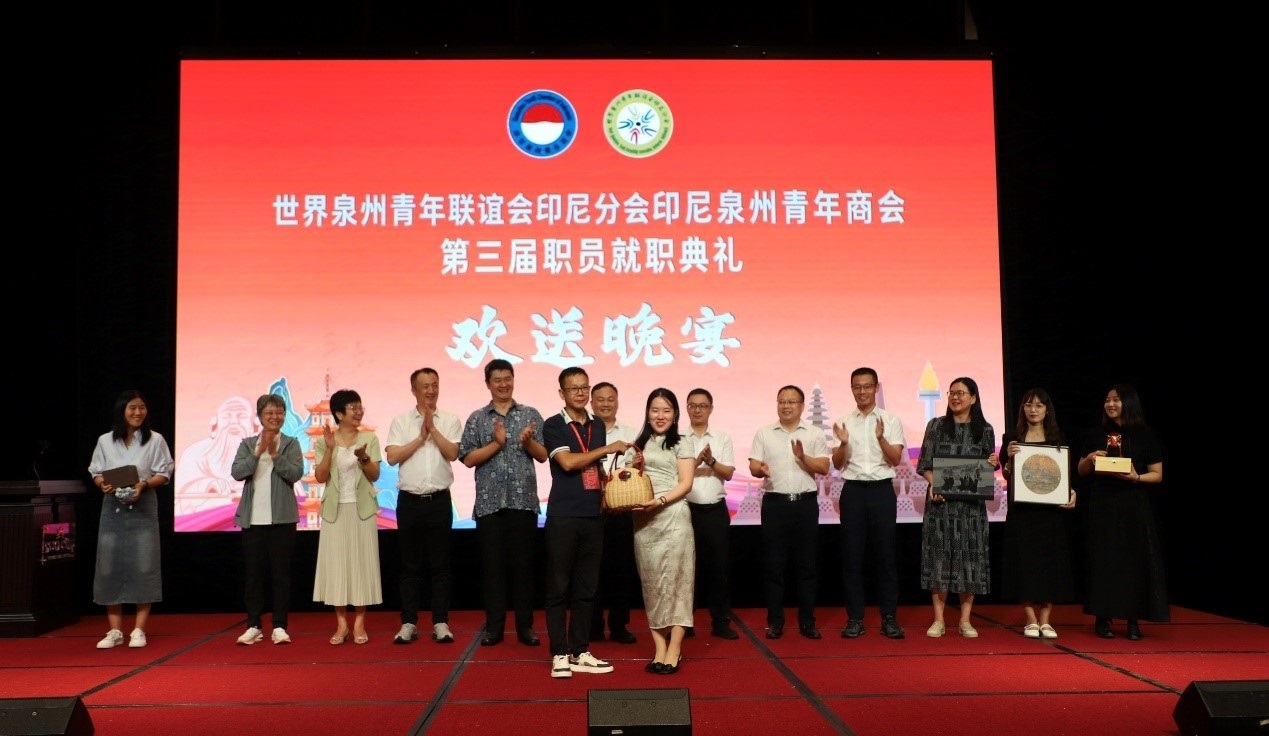 工藝大師們向阿拉扎大學(xué)孔子學(xué)院捐贈(zèng)手工藝術(shù)品。阿拉扎大學(xué)孔子學(xué)院供圖