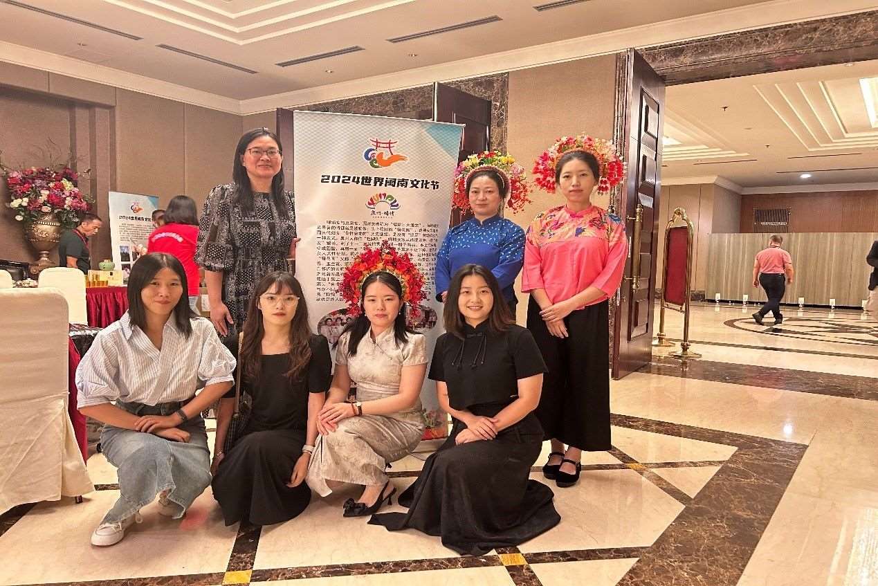 阿拉扎大學(xué)孔子學(xué)院老師和簪花圍傳承人合影。阿拉扎大學(xué)孔子學(xué)院供圖