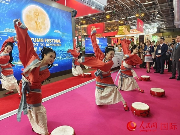 “你好！中國”展臺開幕式上的中國傳統(tǒng)舞蹈表演。人民網(wǎng)記者 尚凱元攝