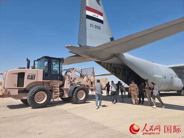 圖為伊拉克正在裝運救援物資。人民網(wǎng) 伊納斯攝