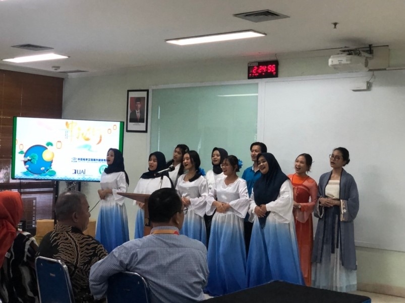 阿拉扎大學(xué)中文系學(xué)生演唱中文歌曲?；顒?dòng)主辦方供圖