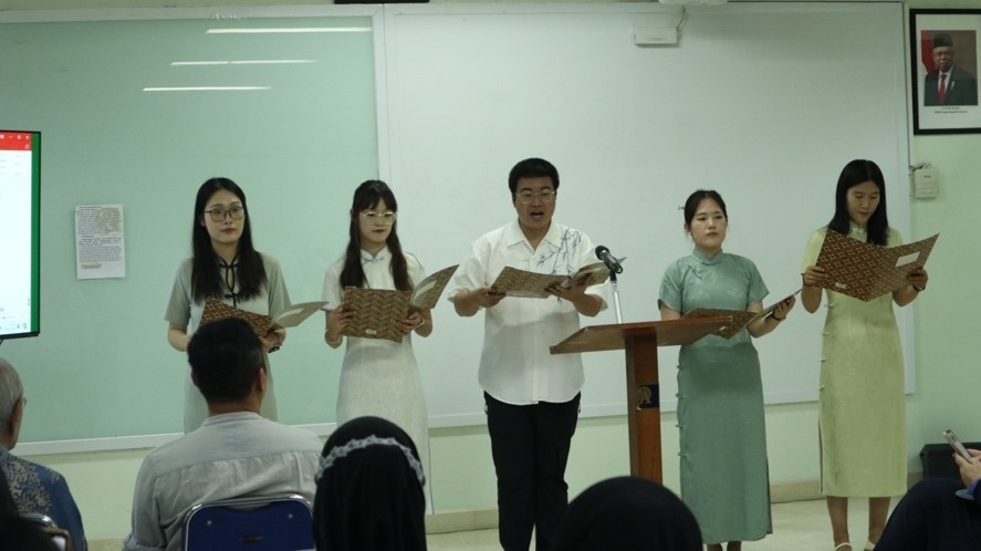 阿拉扎大學(xué)孔子學(xué)院志愿者教師表演詩(shī)朗誦?；顒?dòng)主辦方供圖