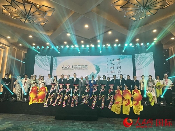 兩國嘉賓與中越藝術家現(xiàn)場合影。人民網(wǎng)記者 楊曄攝