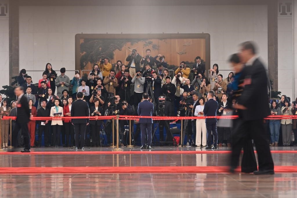 2024年3月10日，全國政協(xié)十四屆二次會議第三場“委員通道”集體采訪活動在北京人民大會堂舉行。新華社記者 宋為偉 攝