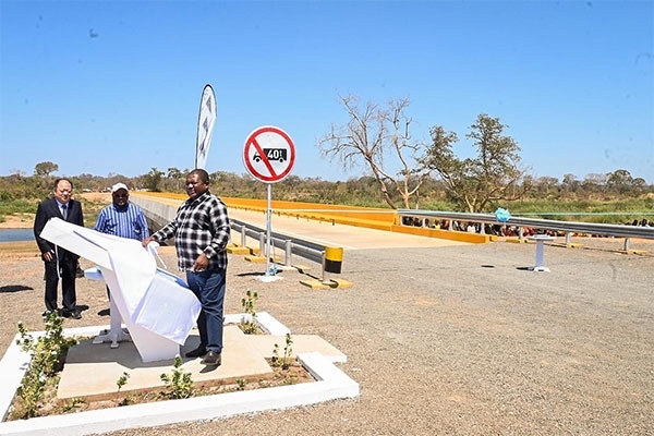 莫桑比克總統(tǒng)菲利佩·雅辛托·紐西（右）出席大橋通車儀式。中國電建供圖