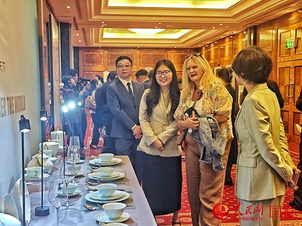 英國(guó)觀眾參觀“景德鎮(zhèn)制”區(qū)域品牌新品。人民網(wǎng)記者 邢雪攝