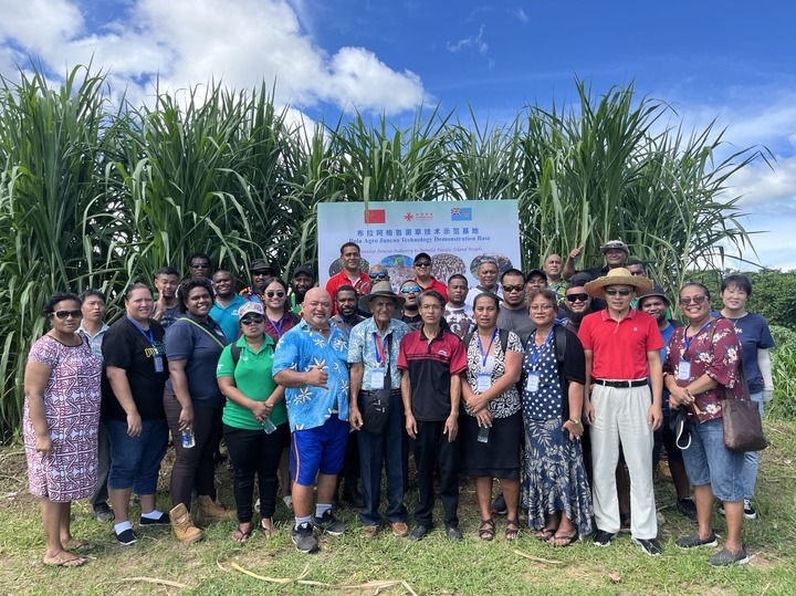 2024年2月28日，來自巴布亞新幾內(nèi)亞、湯加、庫克群島、薩摩亞、瑙魯?shù)葒业摹疤窖髰u國菌草技術(shù)培訓班”學員在斐濟布拉阿格魯菌草技術(shù)示范基地合影。新華社發(fā)（中國援斐濟菌草技術(shù)示范中心供圖）