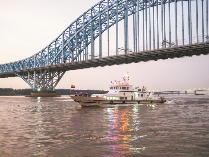 8月12日，長(zhǎng)江航運(yùn)公安局南京分局組織民警輔警駕乘警用巡邏船在轄區(qū)水域開展巡邏檢查。江寧攝