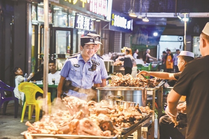 8月9日，甘肅省華亭市公安局組織民警輔警在夜市開展巡邏檢查。張亞強(qiáng)攝