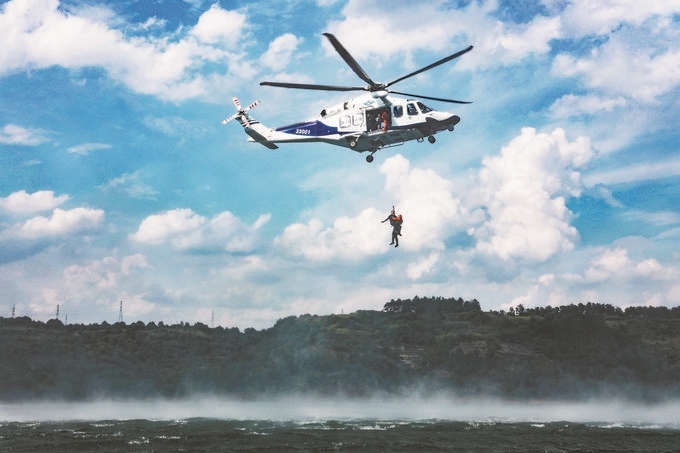 ▼7月17日，浙江省新昌縣公安局聯(lián)合浙江省公安廳警務(wù)航空隊(duì)在長(zhǎng)詔水庫(kù)水域及周邊開展救援演練。王樟林?jǐn)z