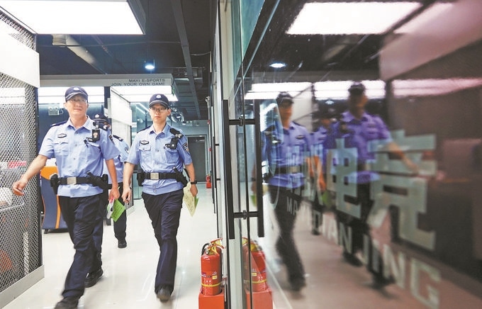 ▲7月6日，山西省新絳縣公安局龍興派出所組織警力對(duì)網(wǎng)吧等場(chǎng)所進(jìn)行集中治安檢查。高新生攝