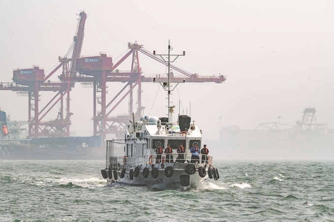 ?7月5日，秦皇島出入境邊防檢查站聯(lián)合秦皇島市公安局水陸巡特警支隊(duì)開展海上聯(lián)合巡航。陳凈萱攝