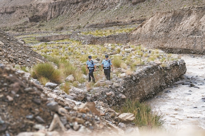 7月19日，新疆邊檢總站克州邊境管理支隊(duì)康蘇邊境檢查站民警輔警來到轄區(qū)烏恰縣康蘇水庫(kù)開展巡邏。明懿攝