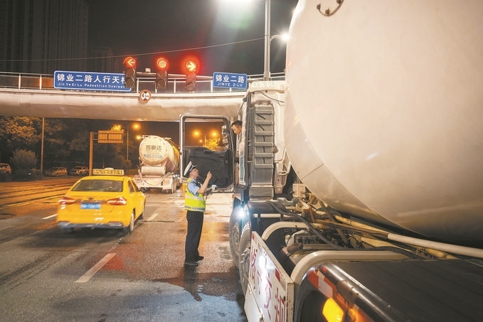 7月25日，陜西省西安市公安局交警支隊(duì)開展全市中重型貨車及面包車違法異地互查整治行動(dòng)。孫崇明攝