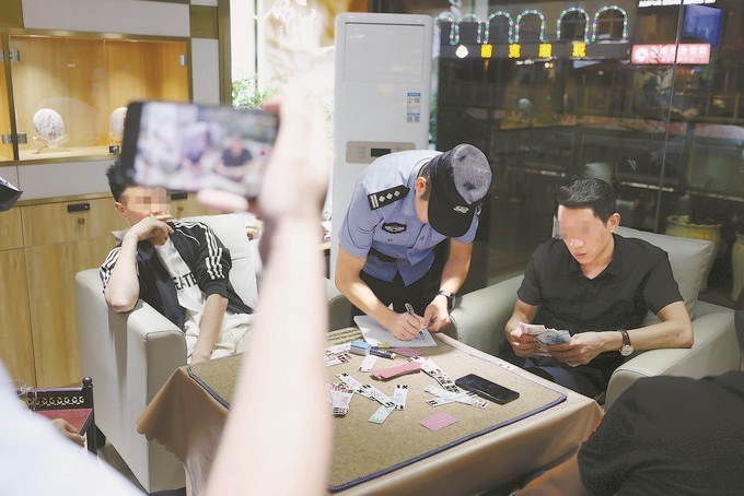 9月7日，云南省昆明市公安機(jī)關(guān)對(duì)棋牌室開展檢查。