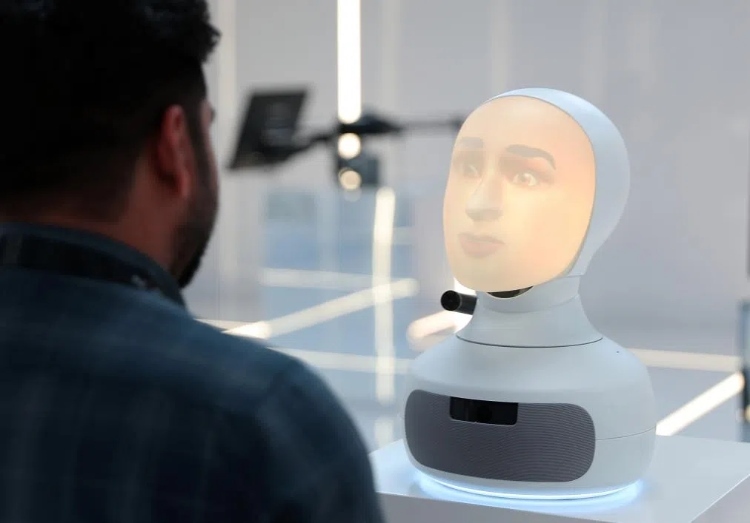 2024年9月12日，在沙特阿拉伯首都利雅得舉行的第三屆全球人工智能峰會上，一名參會者與“對話機器人”交流。新華社記者 王東震 攝