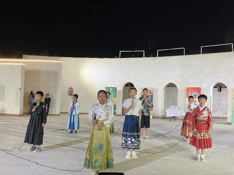 東方藝術(shù)文化館小朋友的詩(shī)朗誦表演。開(kāi)羅中國(guó)文化中心供圖