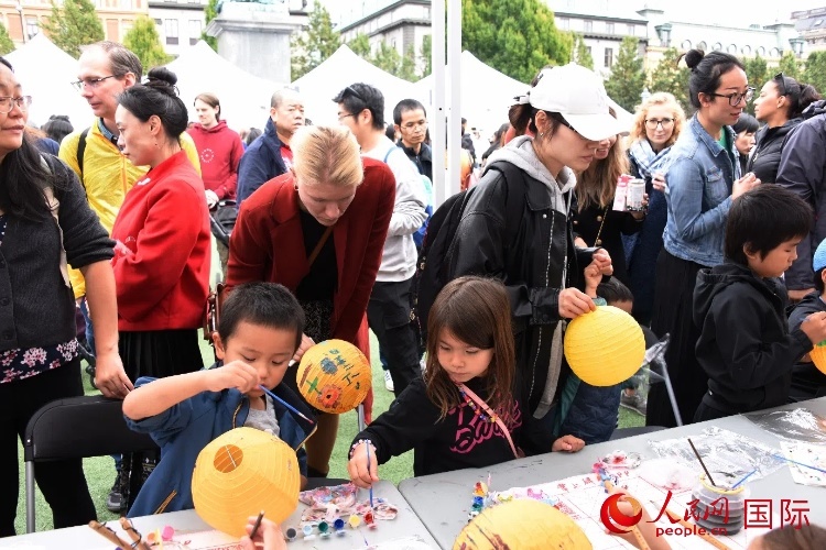 小朋友參加燈籠繪畫體驗。人民網(wǎng)記者 殷淼攝