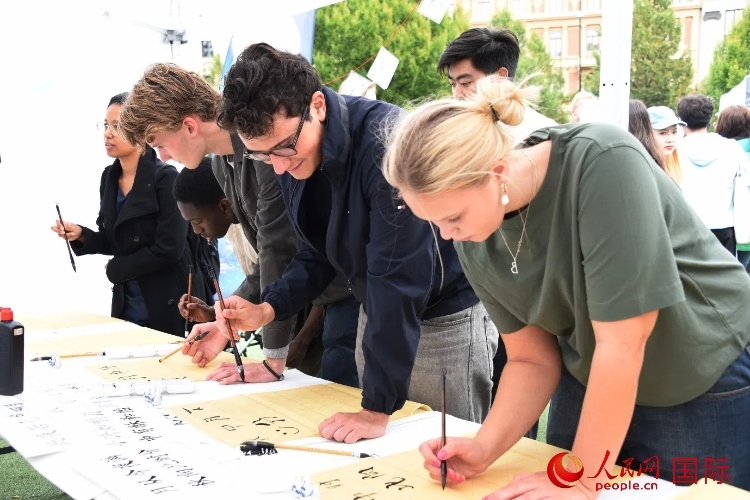 體驗中國書法。人民網(wǎng)記者 殷淼攝