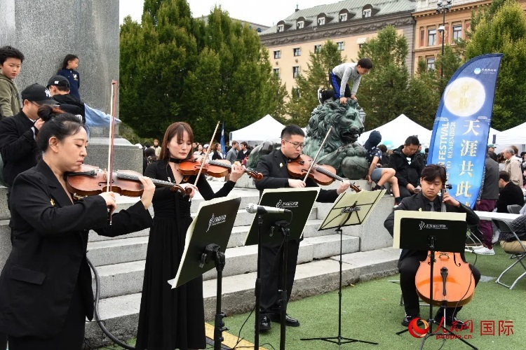 上海愛樂樂團“快閃”活動一瞥。人民網(wǎng)記者 殷淼攝
