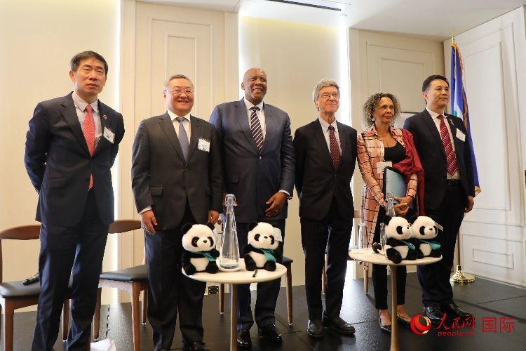 萊索托國(guó)王萊齊耶三世、中國(guó)常駐聯(lián)合國(guó)代表傅聰?shù)燃钨e出席活動(dòng)。人民網(wǎng)記者 李志偉攝