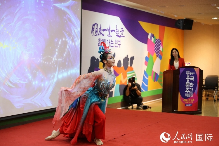 中國(guó)演員在中國(guó)文化周開幕式上表演舞蹈。人民網(wǎng)記者 莽九晨攝