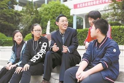 淮北市首批高層次人才儲備金獲得者、淮北市第一中學(xué)教師陳超（左三）在與學(xué)生交談?；幢笔形瞬殴ぷ骶止﹫D