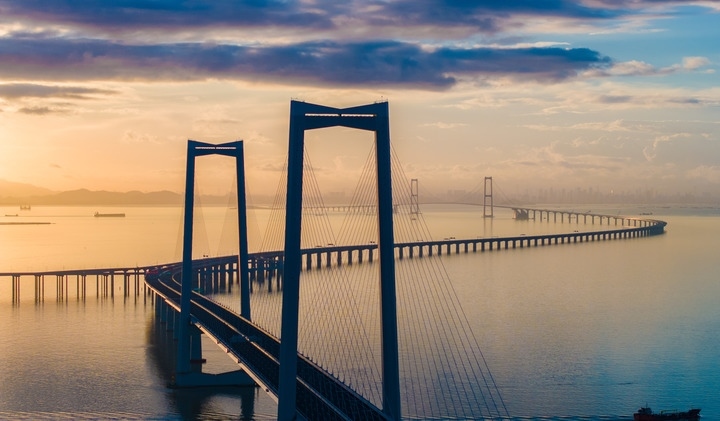 2024年6月27日，沐浴在晨曦中的深中通道（無(wú)人機(jī)照片）。新華社記者毛思倩 攝