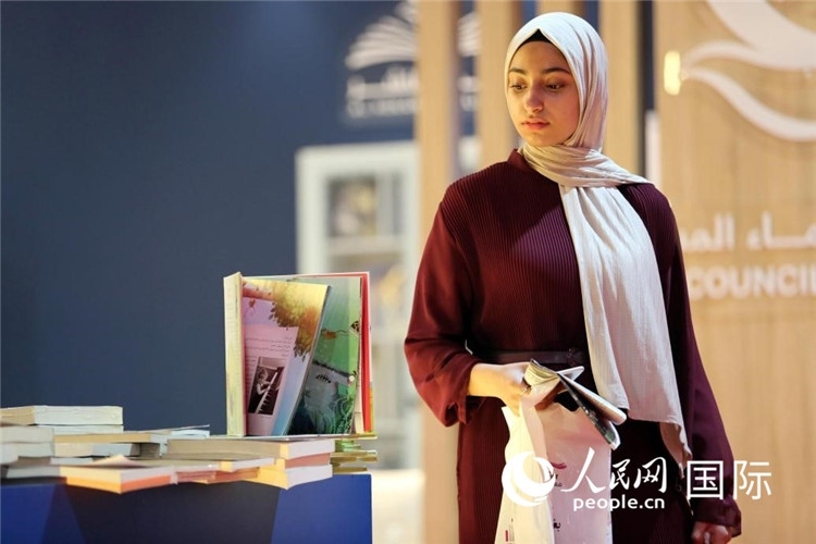 一名女性走過展臺(tái)。人民網(wǎng) 奧馬爾·哈利勒攝