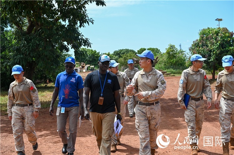 圖2 檢查組實(shí)地查驗(yàn)。孫千攝