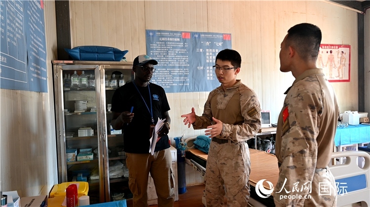 圖4 介紹醫(yī)療設(shè)施。孫千攝