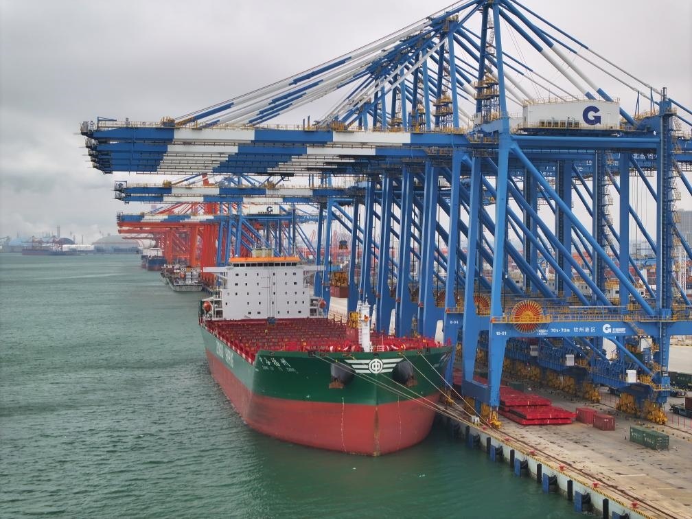 2月23日拍攝的廣西北部灣港欽州港區(qū)的碼頭堆場（無人機(jī)照片）。新華社記者 周華 攝