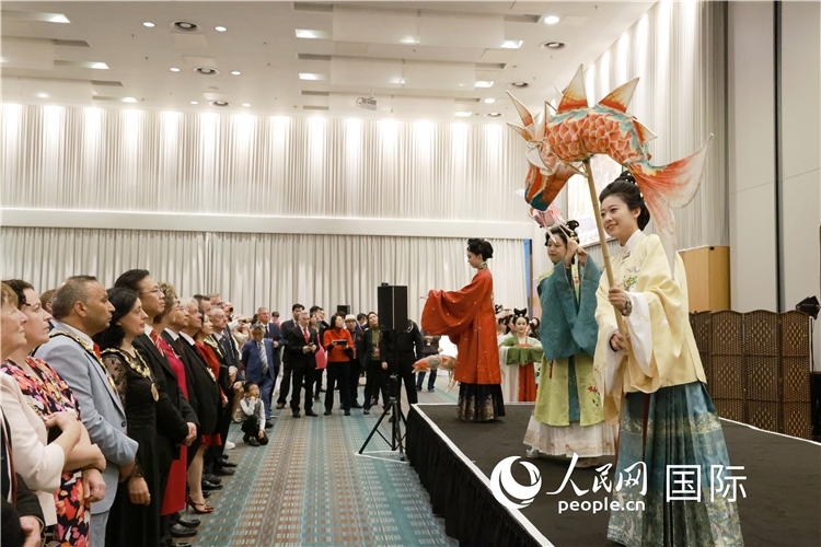 2、留學(xué)生表演了漢服展示《絲路霓裳》。邢雪攝