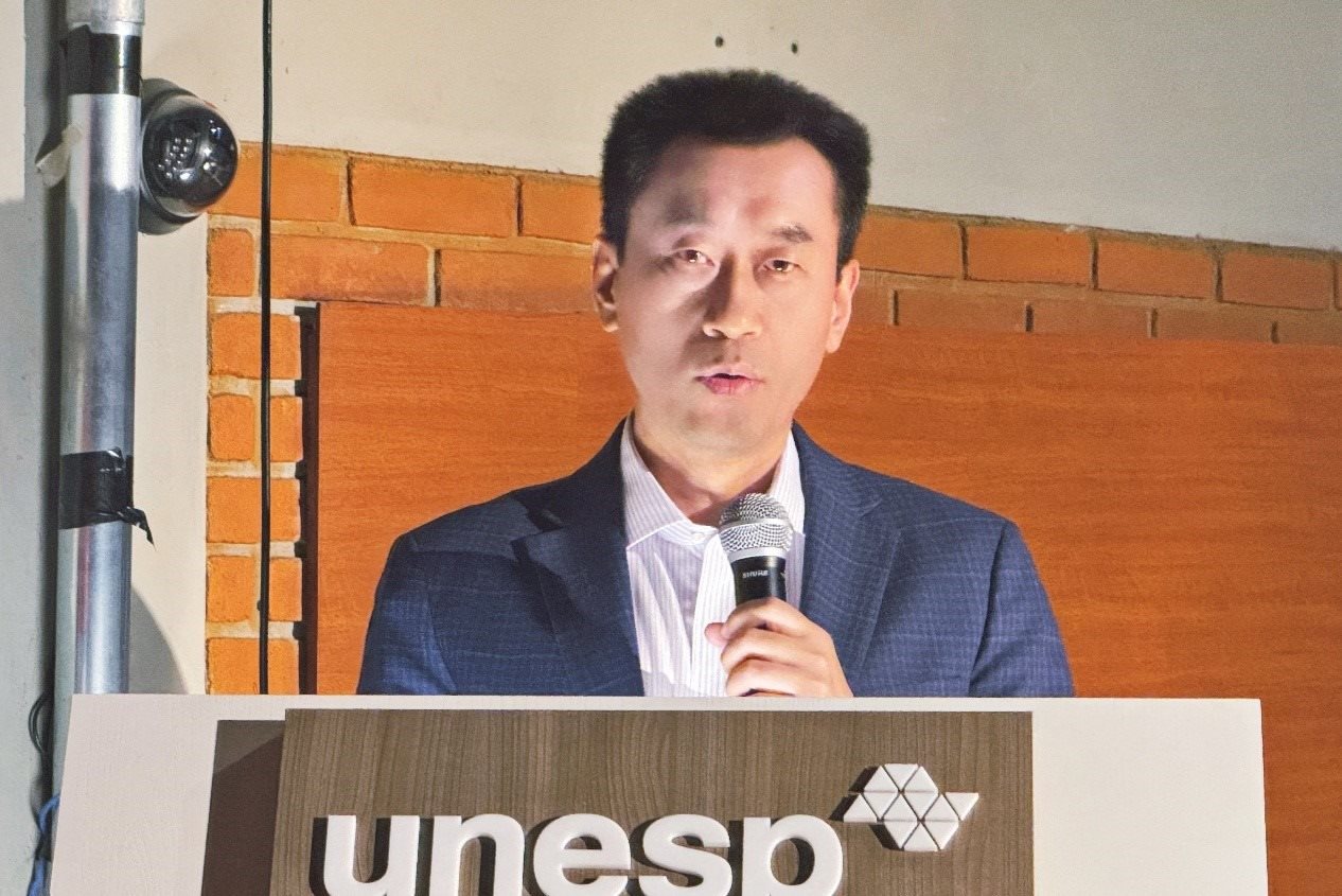 中國駐圣保羅總領(lǐng)事館副總領(lǐng)事田玉震在活動中致辭。圣保羅州立大學(xué)孔子學(xué)院供圖