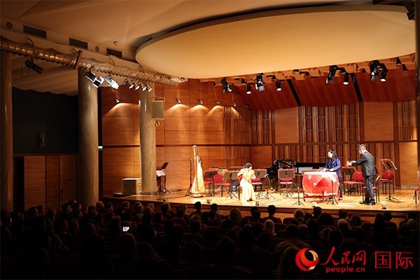 中國歌劇舞劇院的音樂家表演京劇曲牌《夜深沉》。人民網(wǎng)記者 禹麗敏攝