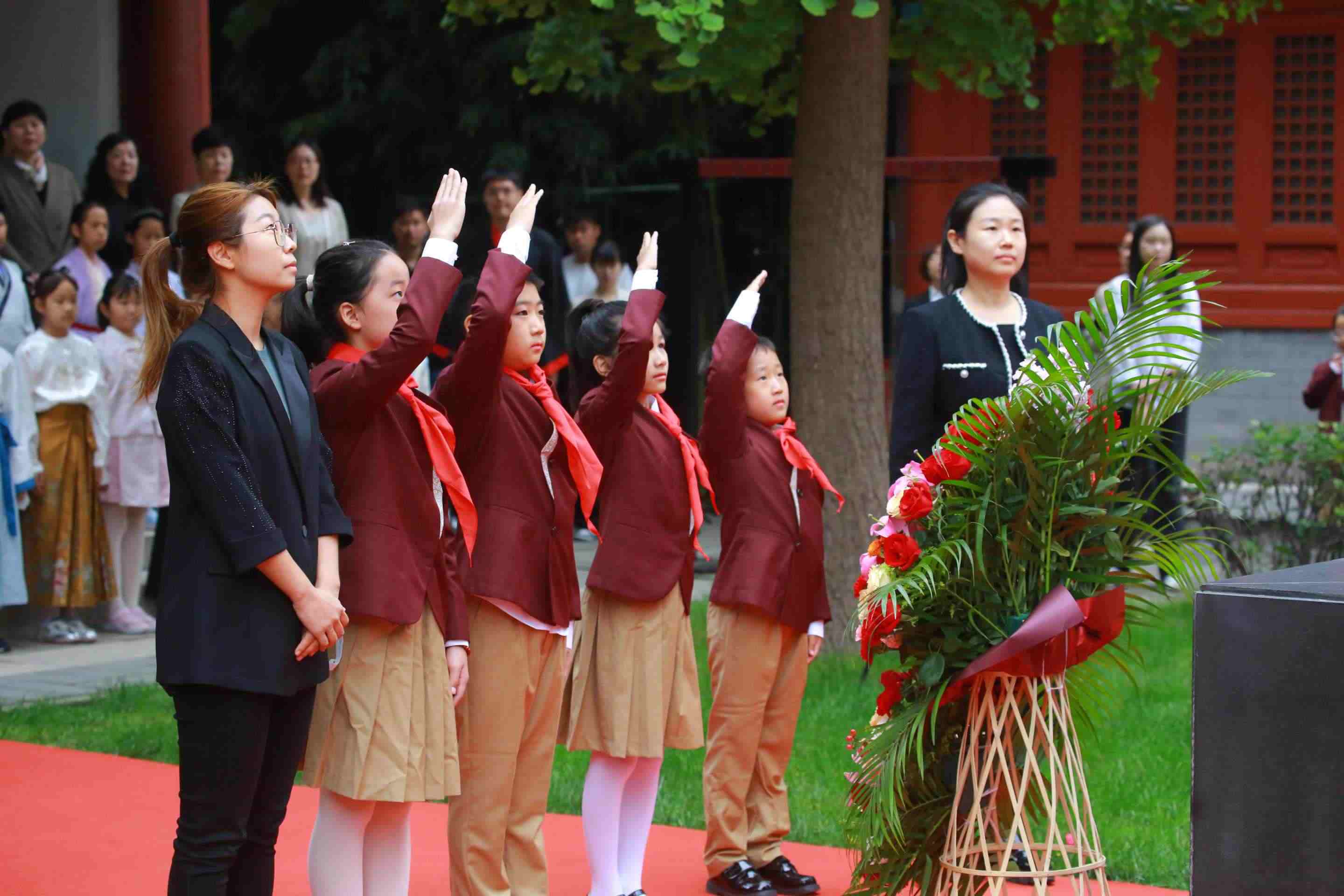 少先隊員敬獻花籃。校方供圖